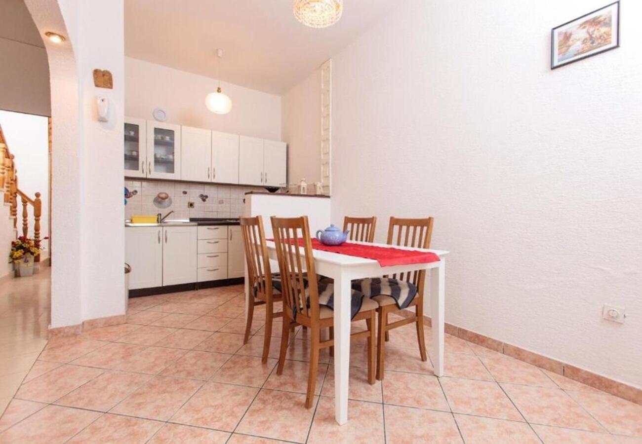 بودْسْتغانا Apartment Knez 1 - 50 M From Beach المظهر الخارجي الصورة